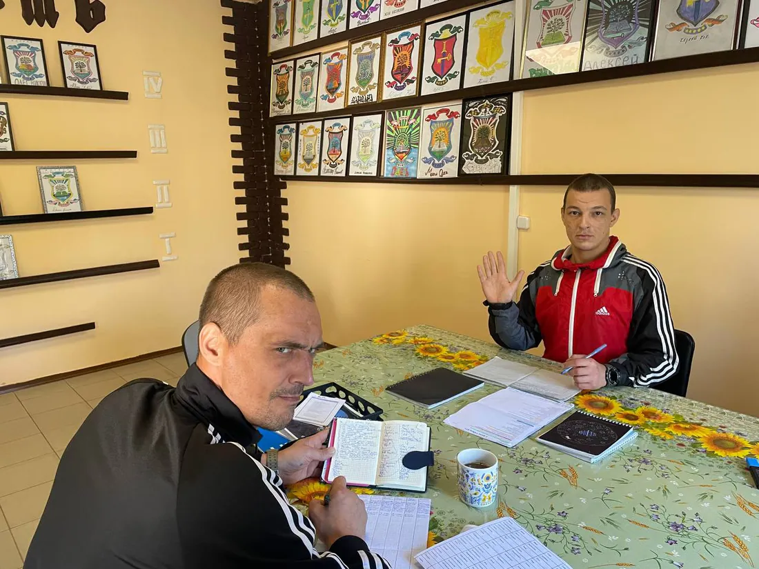 Учасник програми працює над фазовим завданням за столом