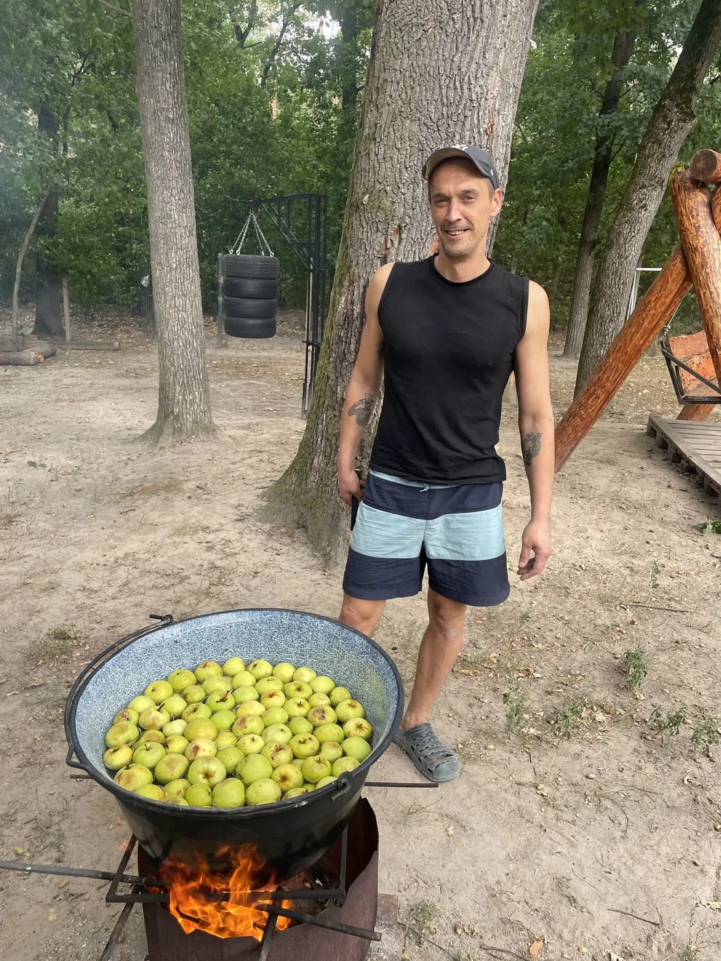 Казан з яблуками для компоту на вогні
