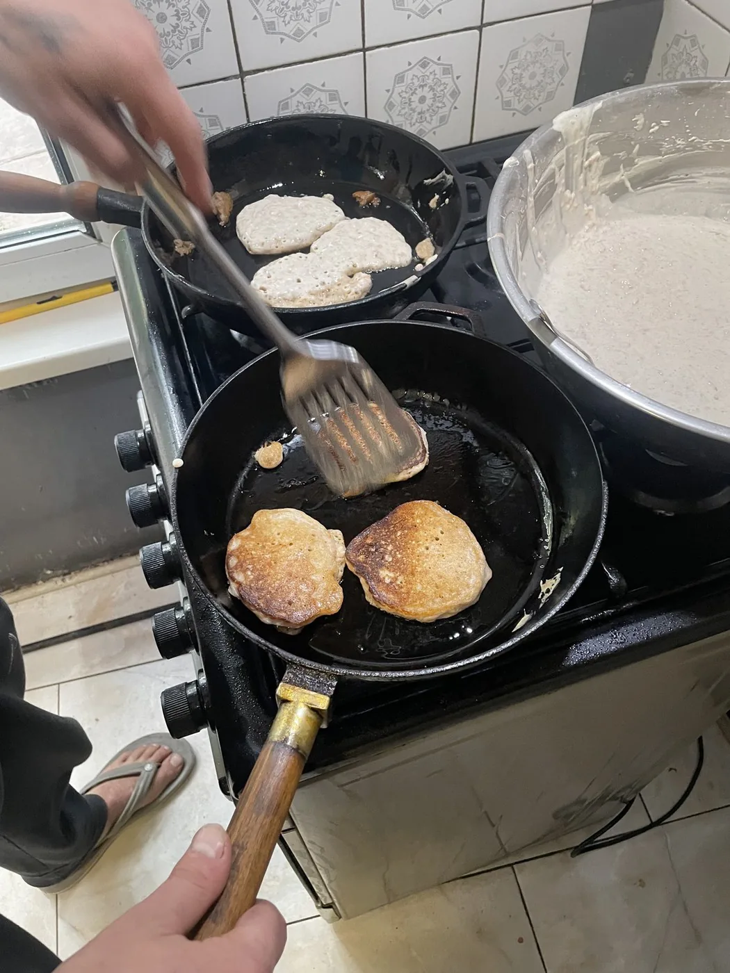 Яблучні оладки смажаться на сковороді