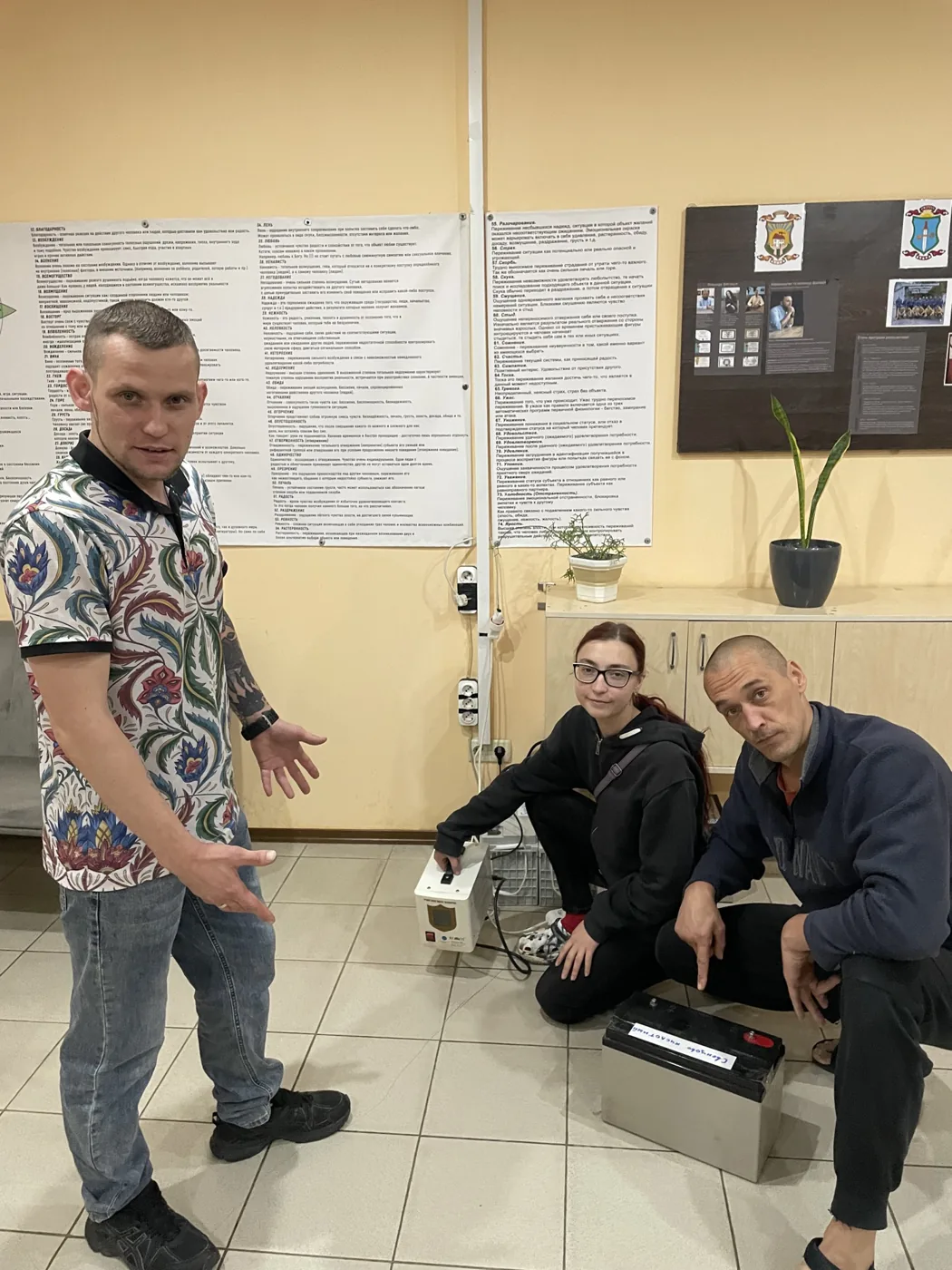 Група учасників на практиці з роботи з генератором