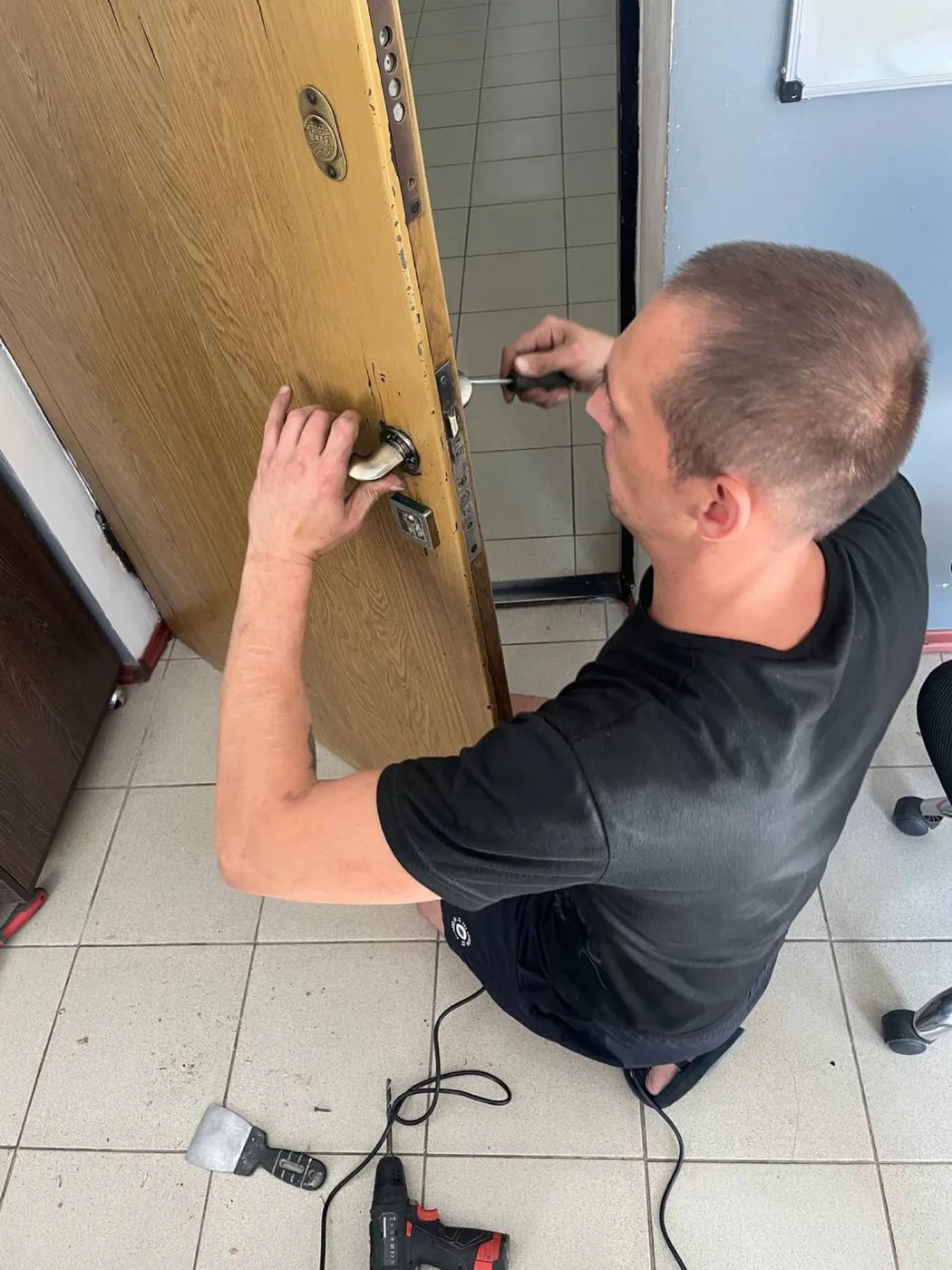 Вітя встановлює нову ручку на двері
