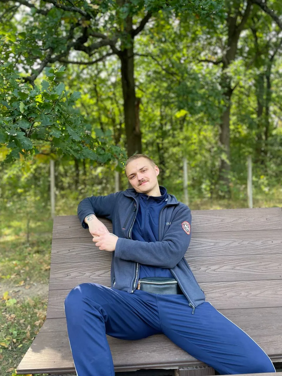 Павло, учасник програми з Києва, на лавці в парку біля центру «Джерело»