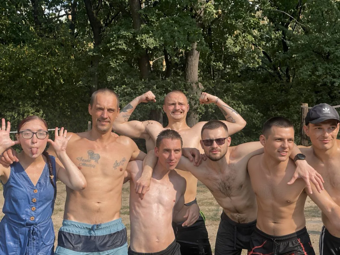 Учасники програми після обливання водою на подвірʼї центру