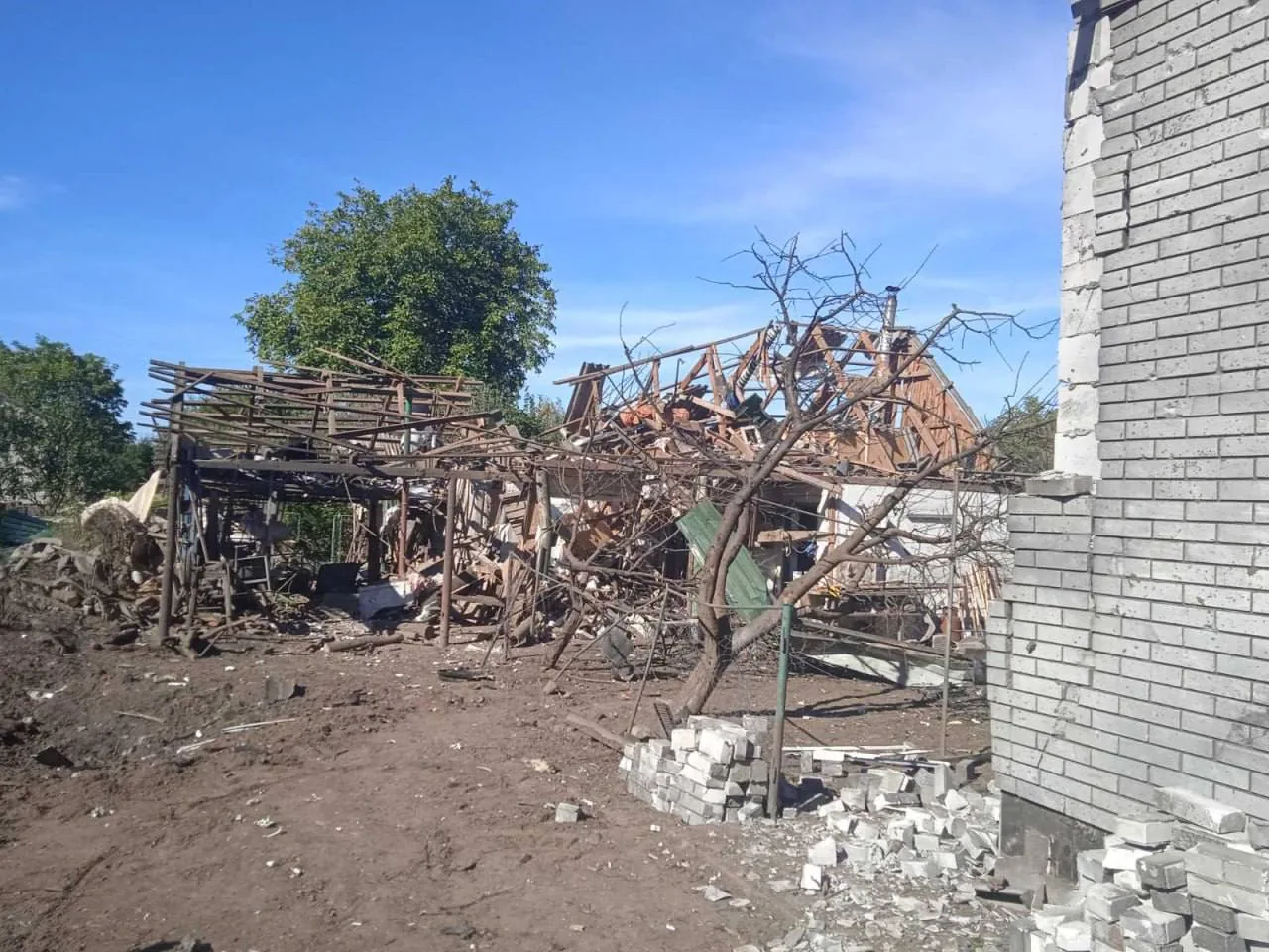Зруйновані господарські будівлі і завал біля житлового будинку