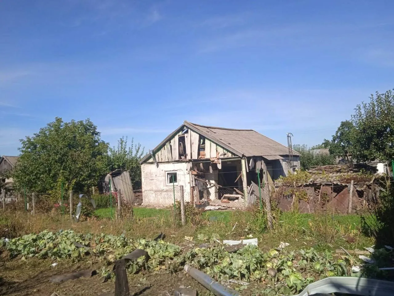 Пошкоджений житловий будинок із вибитими вікнами