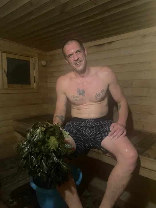 Учасник програми з віником у лазні центру «Джерело»