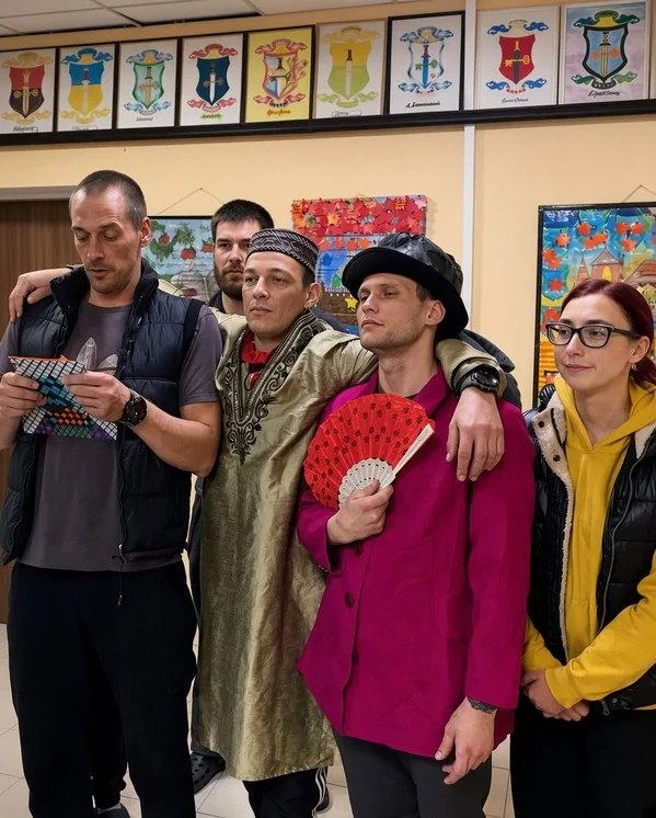 Учасники програми у костюмах показують сценку на святі в центрі «Джерело»