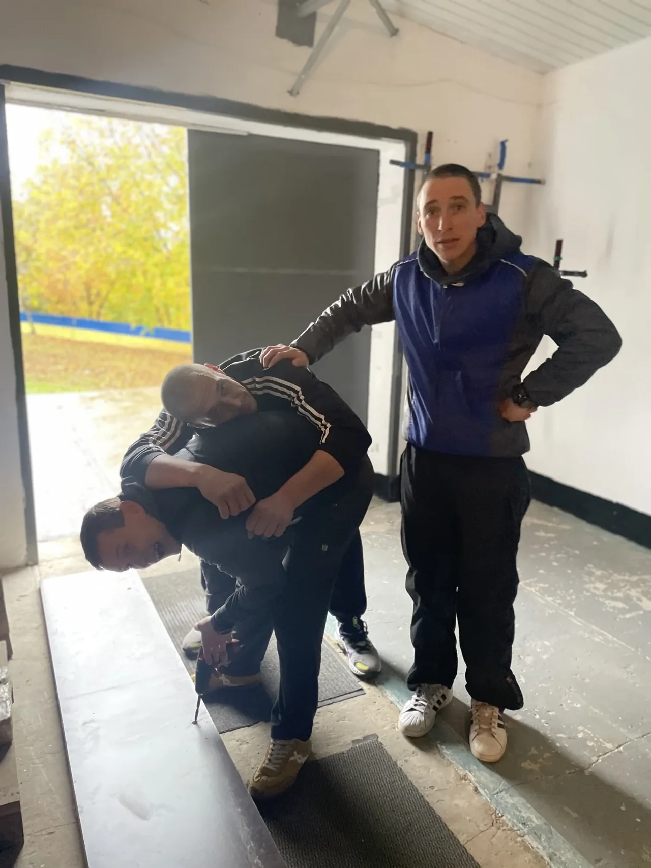 Участники программы вместе работают над конструкцией в помещении Дома